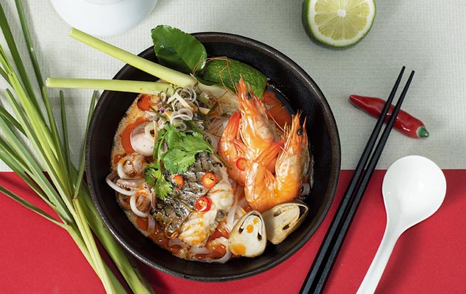 泰籍主厨料理的〈冬荫功汤麵〉酸酸甜甜的汤头立刻开胃，食欲大开。　图／台北远东香格里拉饭店