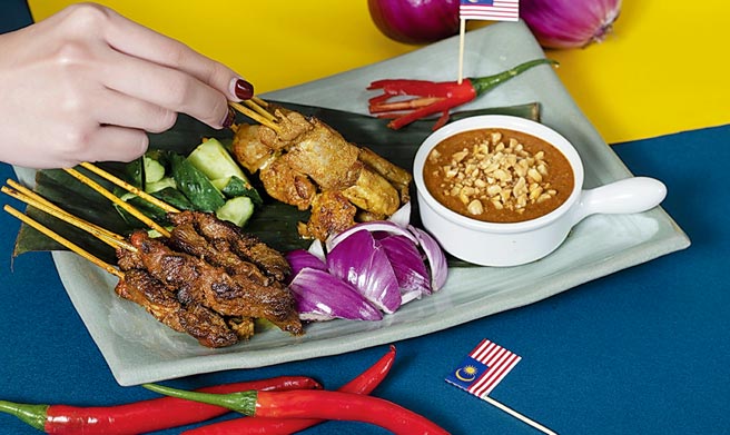 〈鸡肉／牛肉沙嗲〉是使用姜黄腌制鸡肉和牛肉块，将肉块串在细薄的木棒上用火烧烤入味，吃时可沾花生酱更添风味。　图／台北远东香格里拉饭店