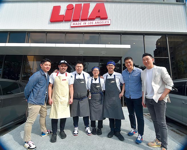 〈LillA〉的主厨赵韩淞（左三）、驻店主厨邱意庭（左四）及股东成员。图／姚舜