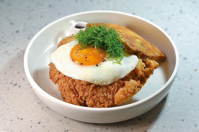 〈青葱比斯吉炸鸡〉比斯吉麵包（Biscuit）的麵糰中还加了三星葱。图／姚舜