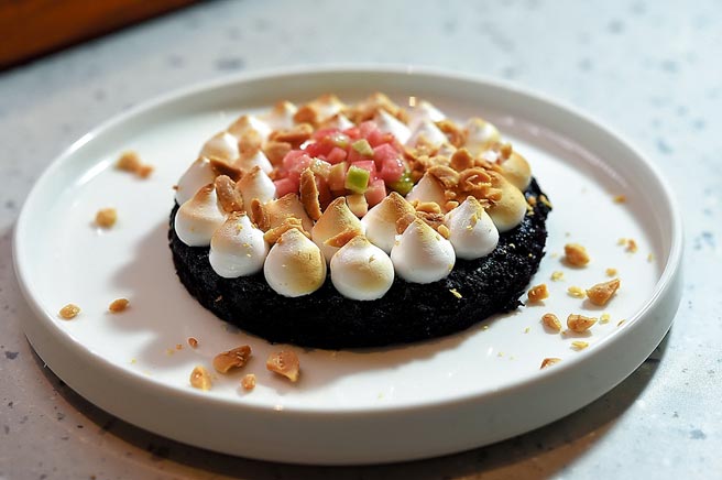 〈巧克派〉上有红心芭乐、蛋白霜与花生碎。图／姚舜