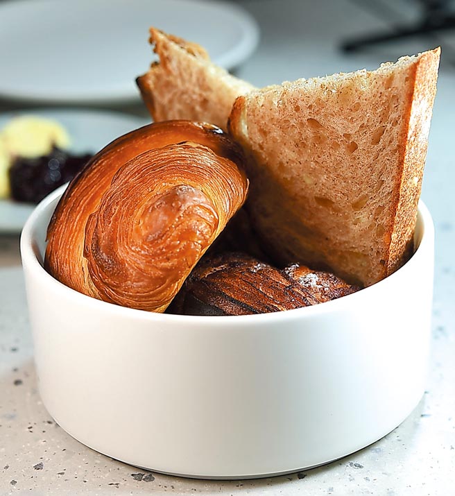 菜单上有每日精选麵包。图／姚舜