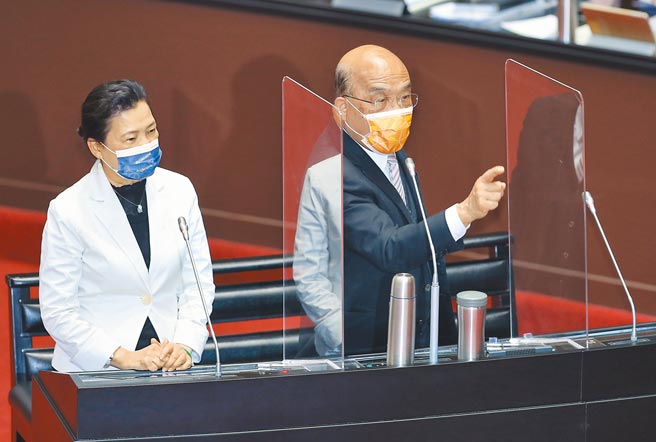 国民党立委蒋万安，昨在立法院质询供电相关议题时要求行政院长苏贞昌（图右）承诺不停电，但苏暴怒反批蒋万安「在为选举叫什么？」（姚志平摄）