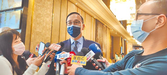 媒体询问国民党主席朱立伦，高雄是否考虑蓝白合？他表示，困难区域不排除在野合作。（赖佑维摄）