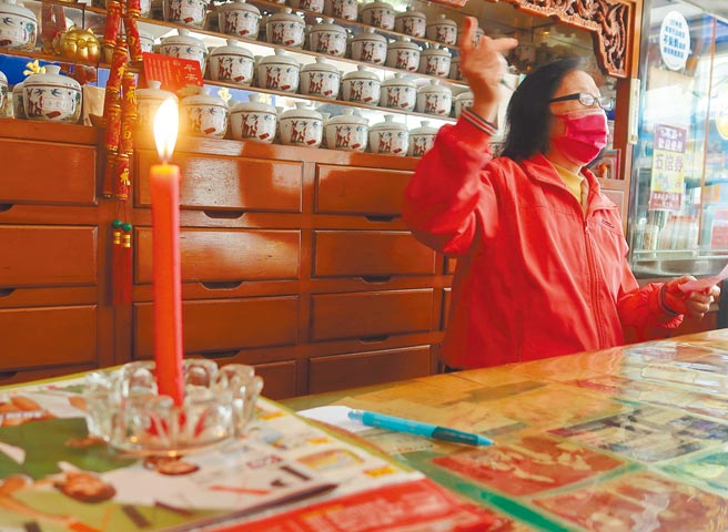 台湾大停电后，经济部与台电正思考强化电网及将核四转型补足电力缺口。图为303大停电时1间中药房点蜡烛继续营业。（本报资料照片）