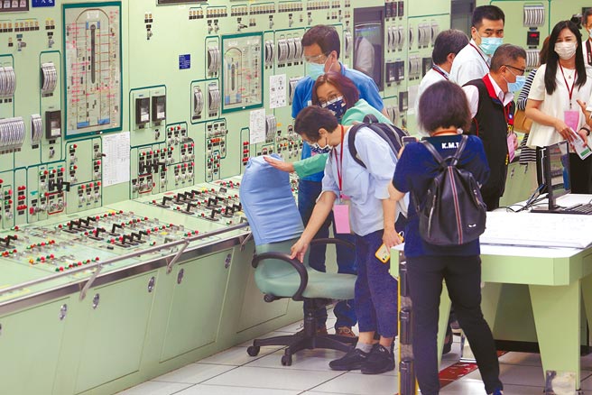 台湾电力系统太脆弱，一把椅子造成大停电。图为去年核二厂2号机因一把椅子触碰到保护盖，造成跳机。（本报资料照片）