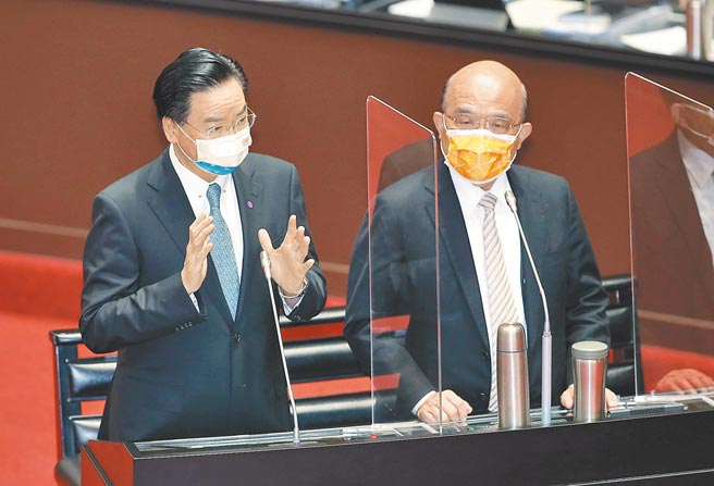 儘管政府今年就育儿政策投入800亿元，卫福部长陈时中昨坦言，今年生育率能够维持平稳就算不错；行政院长苏贞昌（右）则说，这种事不是种芭乐、种香蕉，政府只能尽力往前衝。（姚志平摄）