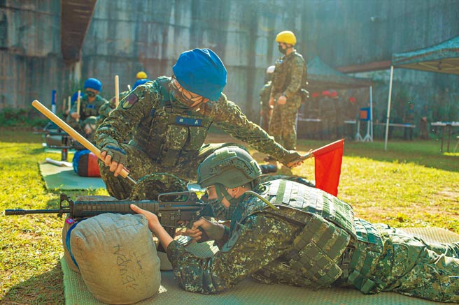 陆军第六军团步兵第206旅「新制14天教育召集训练」今日迈入第7天的课程，召员进行65K2步枪归零射击，以及M249班用机枪10公尺射击，以熟稔建制武器操作。图为陆军步兵206旅新制教召11日实施实弹射击。（军闻社）