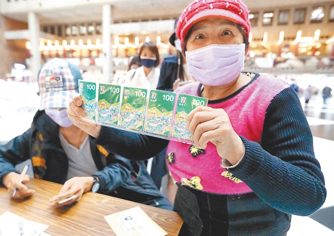 长者疫苗接种奖励加码10日起跑，一位长者11日前往台北车站施打疫苗后，开心地拿着领到的500元礼卷。（郑任南摄）