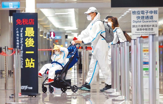 疫情指揮中心昨公布，本周共檢出94例境外移入Omicron個案，其中有一半來自越南、印尼。圖為在桃園機場剛下機的旅客準備查驗入境。（示意圖，非新聞當事人）（范揚光攝）