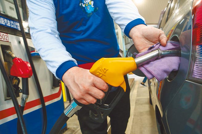 英美制裁俄罗斯原油，下周国内油价连5涨！主力油品95无铅汽油将衝破33元大关。（本报资料照片）