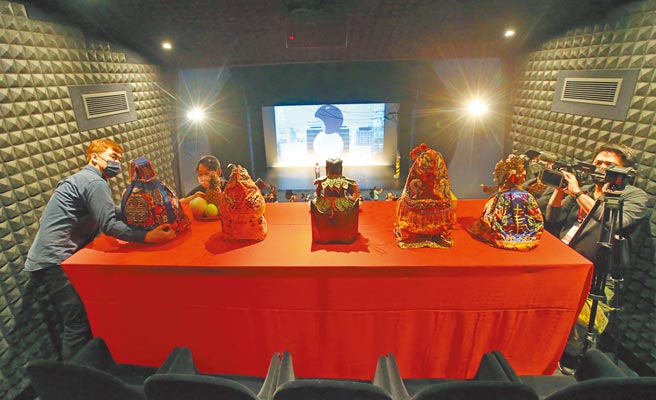 台北表演藝術中心歷經10年籌備，終於在11日試營運。北市府特別安排酬神看戲，讓在地宮廟神明一起共賞，祈求一切順利。（趙雙傑攝）