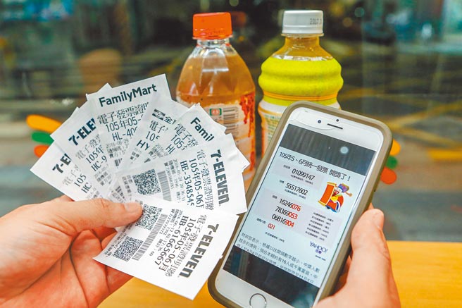 财政部昨日公布，统一发票取消纸本的「增开六奖」，直接将奖金改增加「云端发票专属奖500元」65万组。（本报资料照片）