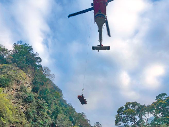 北市多曼尼制作公司剧组11日在南庄乡鹿场神仙谷拍片，却发生2名工作人失足坠潭溺水，救难人员以人力将伤者拉上高台，再请空勤总队救护直升机支援将人送医急救。（读者提供／谢明俊苗栗传真）