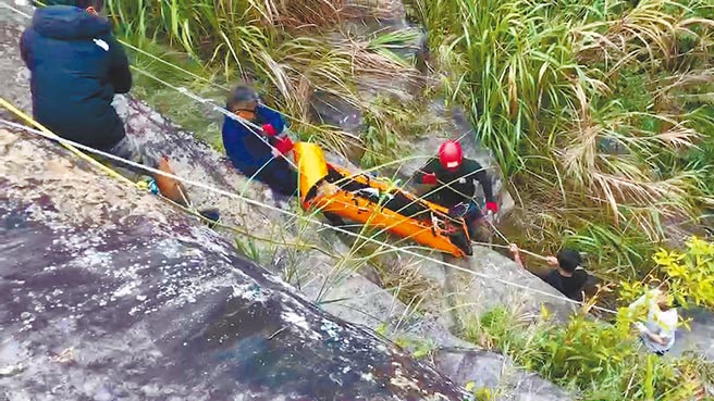 北市多曼尼制作公司剧组11日在南庄乡鹿场神仙谷拍片，却发生2名工作人失足坠潭溺水，救难人员以人力将伤者拉上高台，再请空勤总队救护直升机支援将人送医急救。（读者提供／谢明俊苗栗传真）