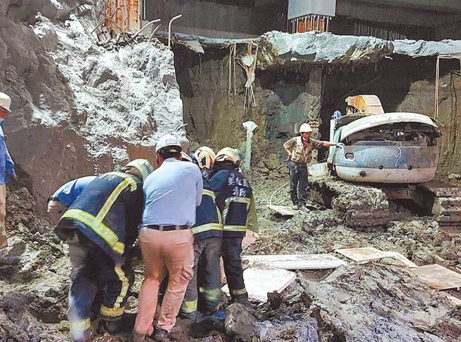 彰基七期工程發生工安意外，46歲施姓工人被砸落水泥擋板「活埋」，彰化縣消防局動員搶救。（彰化縣消防局提供／吳敏菁彰化傳真）