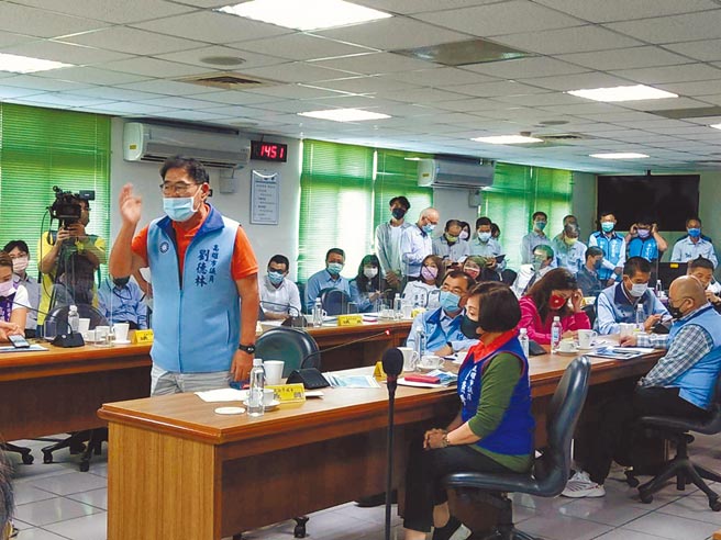 國民黨高雄市議員劉德林炮轟台電副總經理郭天合，要求直接說明如何賠償303全台大停電造成的損失。（林雅惠攝）