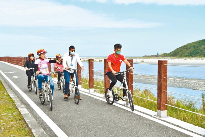 花莲县吉安乡长游淑贞（前左）骑乘自行车实地勘查光华河岸自行车步道。（吉安乡公所提供／王志伟花莲传真）