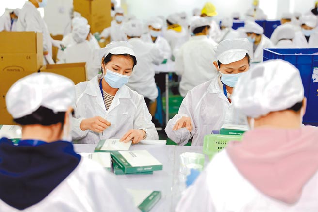 为了尽快平息香港疫情，大陆医疗物资近日陆续运抵香港。（中新社）