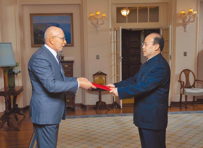 中國新任駐澳大利亞大使肖千（右）。（新華社）