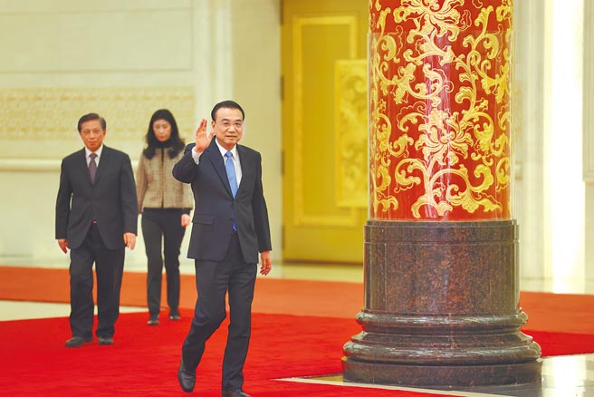 11日是李克強最後一次以大陸國務院總理身分，出席兩會記者會，他在步入北京人民大會堂記者會現場揮手致意，看似在說再見。（新華社）