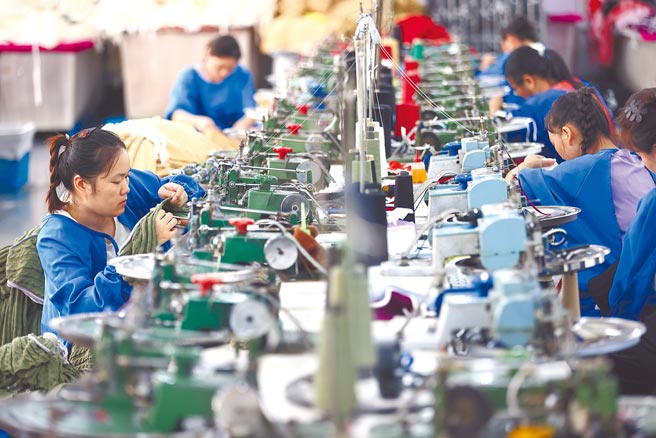 大陸今年設定經濟成長目標5.5％，創30年來新低，大陸國務院總理李克強提「登山論」，看似放緩其實分量更重。圖為江蘇蘇州一家企業內的生產場景。（中新社）