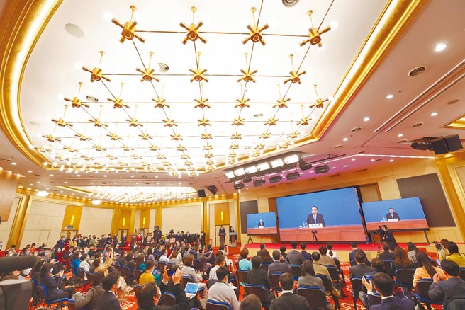 李克強11日出席記者會並回答中外記者提問。（新華社）