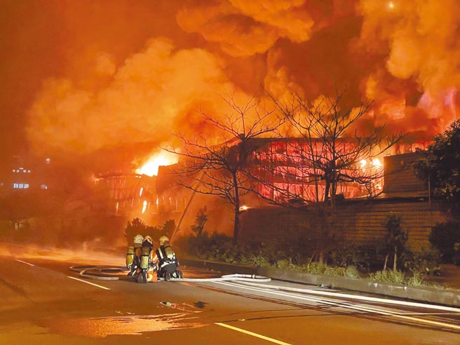 位于桃园市观音区的永光化学3厂，10日晚间传出火警，全面燃烧可见熊熊火光。（桃园市消防局提供／陈梦茹桃园传真）