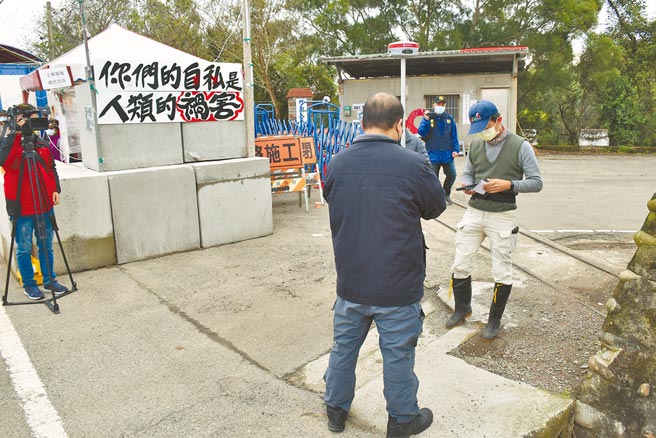 苗栗縣政府認定坤輿掩埋場聯外道路是屬供公眾使用道路。（謝明俊攝）