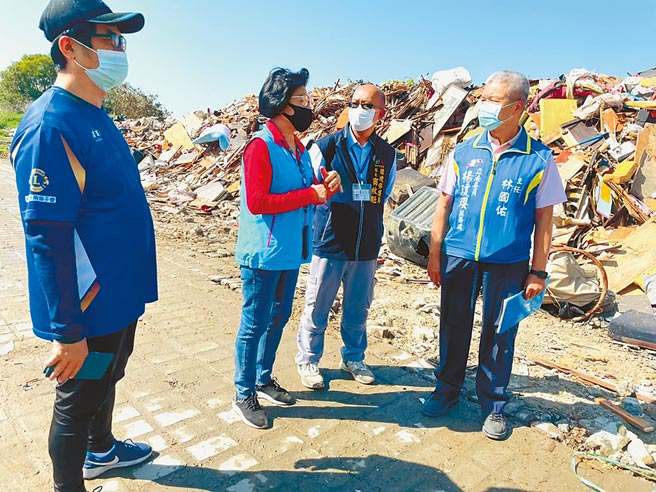 台中市神冈区棒球场周边堆积如山的大板材废弃物有碍观瞻，立委杨琼璎服务处前往会勘。（陈淑娥摄）
