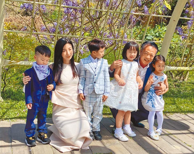 女星大久保麻梨子（左二）第3度代言瑞里紫藤花季。（张亦惠摄）