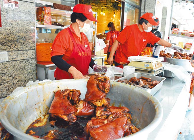 屏東萬巒鄉公所培訓導覽人員，積極發展鄉內觀光，要讓外界看到除了豬腳產業，還有其他美好。（林和生攝）