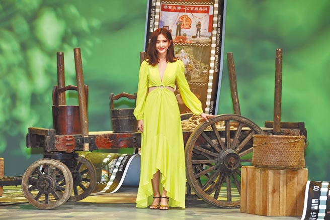 安心亞昨穿亮黃色長禮服出席記者會，小露性感。（羅永銘攝）