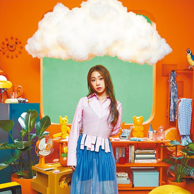 艾薇盼藉新单曲〈乌云日记〉传递温暖。（环球音乐提供）