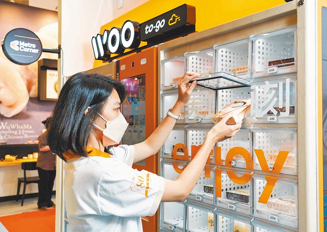 智能飯賣機2.0擺脫轉軸式取餐，讓民眾能夠享用到熱騰騰的便當。（石智中攝）