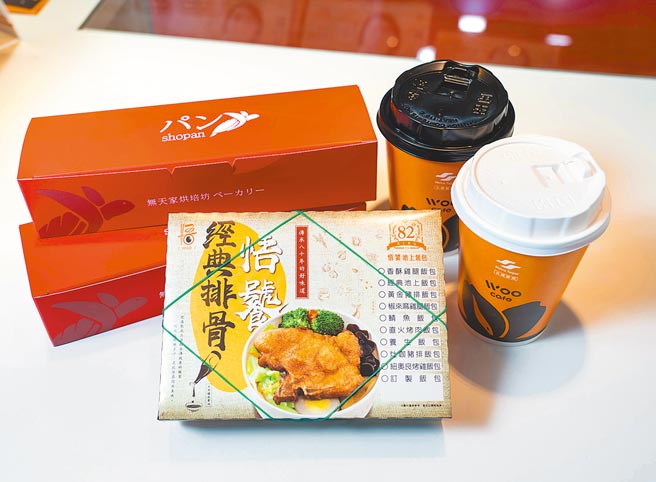 餐車除了販售便當外，也提供輕食、咖啡讓消費者有更多新鮮選擇。（石智中攝）