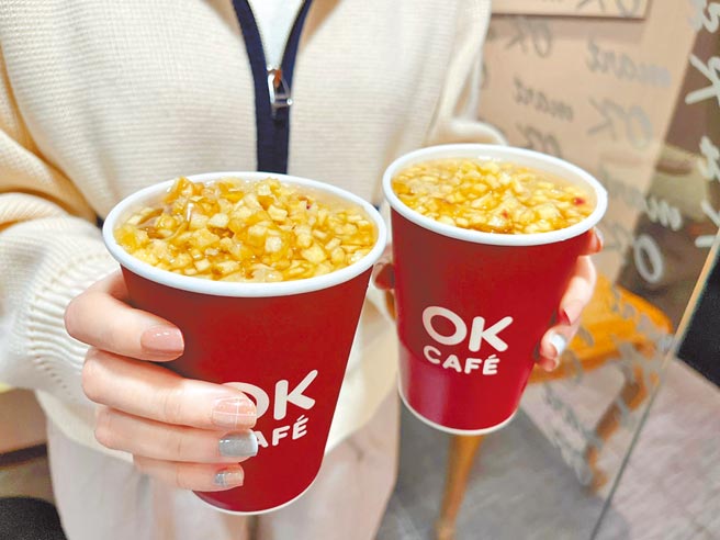 OKmart的OKcafe聯名手搖飲品牌OLAND推出新飲品「OLAND鳳梨蘋果果粒茶」。（OKmart提供）