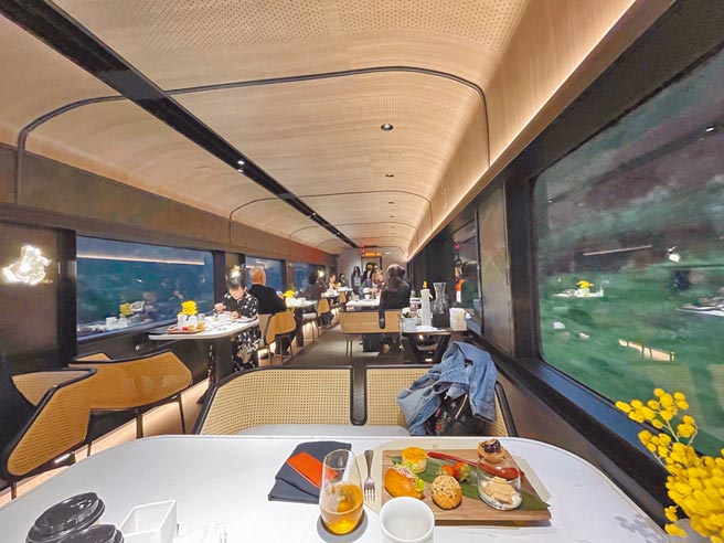 比照国际观光列车规格打造的「鸣日厨房」用餐车厢，氛围低调奢华，带来国内铁道旅游升级版的餐食体验。（何书青摄）