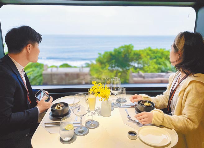 在最新登场的「鸣日厨房」列车上，旅客能边享用5星饭店团队带来的餐食服务，边欣赏宜花东沿途的山海美景。（何书青摄）
