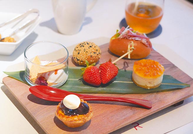 「鸣日厨房」一日游的回程能享用以鸭赏、三星葱、包心粉圆等宜兰特产制成的甜点套餐。（何书青摄）