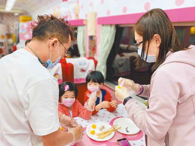 「环岛之星Hello Kitty缤纷列车」安排DIY手作。（易游网提供）