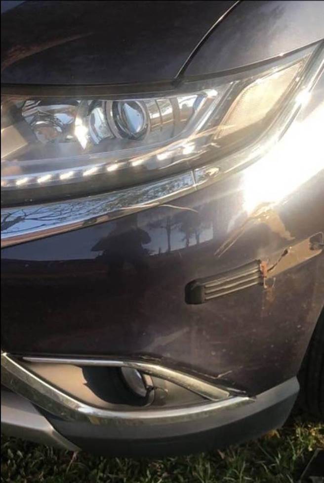 警車遭擦撞受損。（讀者提供／劉秀芬台南傳真）