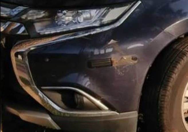 警車遭擦撞受損。（讀者提供／劉秀芬台南傳真）