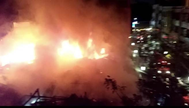 北门车站前共和路木造老房子发生火警，已延烧超过7户，消防员全力灌救中。（嘉义市消防局提供／张亦惠嘉市传真）