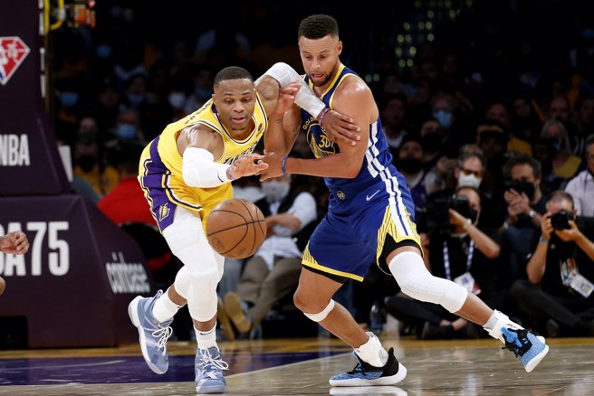 柯瑞(右)決定公開表達針對韋斯布魯克的支持。(美聯社資料照)