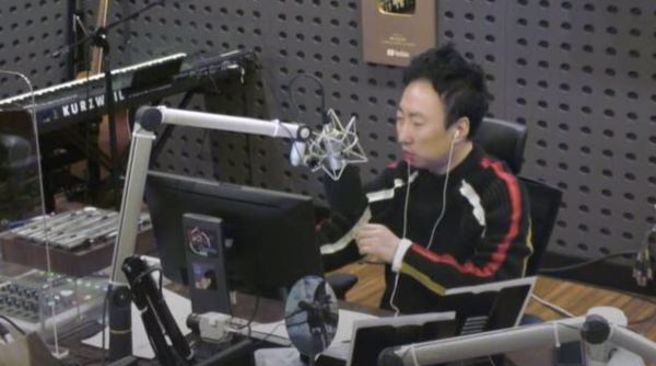 朴明洙染疫康復后回归广播节目。（图／MBC）