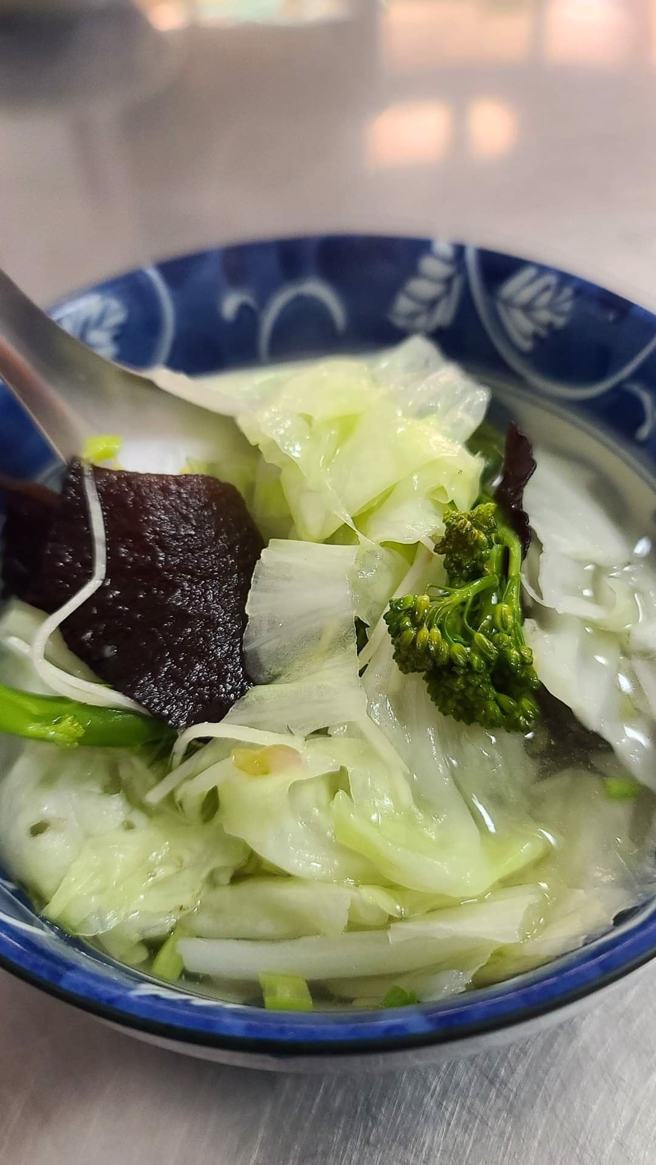 「隨便湯」其實是蔬菜湯，一碗售價50元。（圖／翻攝自爆廢公社公開板）