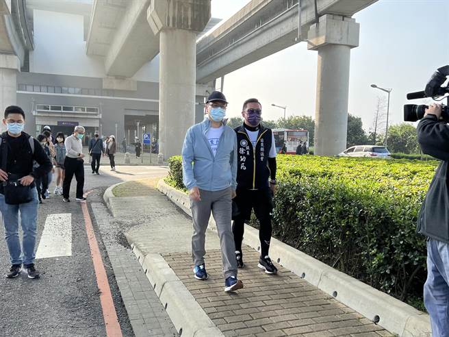 台北市议员罗智强，13日从芦竹坑口捷运站出发，展开「1000公里倾听桃园之旅」。(蔡依珍摄)
