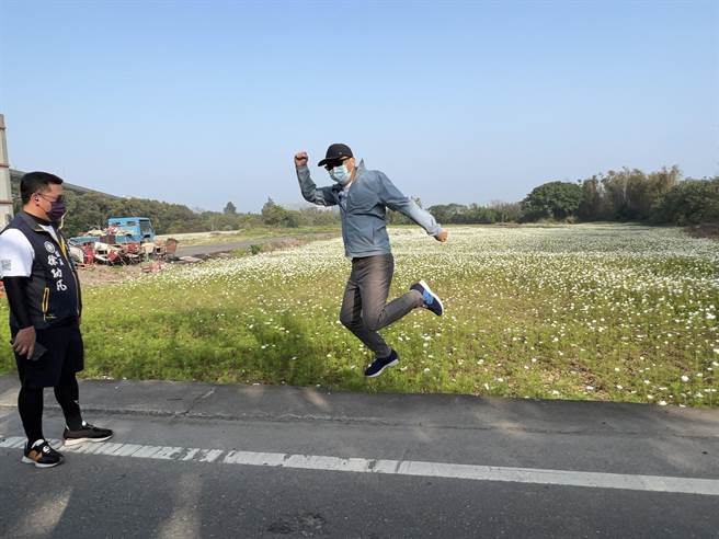 台北市议员罗智强，13日从芦竹坑口捷运站出发，展开「1000公里倾听桃园之旅」。(蔡依珍摄)