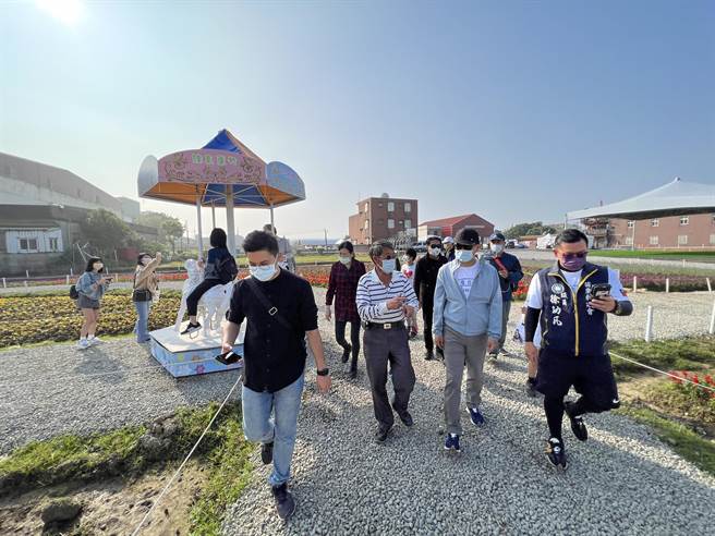 台北市议员罗智强走访桃园为期九天的绿色生活悠游节。(蔡依珍摄)